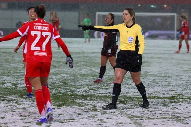 Referee Schiedsrichterin Karoline Wacker pfeift Strafstoss fuer Bayern, mit Arianna Caruso 27 (FC Bayern Muenchen Frauen) und Momoko Tanikawa 18 (FC Bayern Muenchen Frauen), die sich freuen, FC Bayern Muenchen Frauen vs. RB Leipzig Frauen, Fussball, Frauen, Google Pixel Bundesliga, Saison 2025 2026, 15. Spieltag, 25.01.2026 DFB regulations prohibit any use of photographs as image sequences and or quasi-video Muenchen Bayern Deutschland