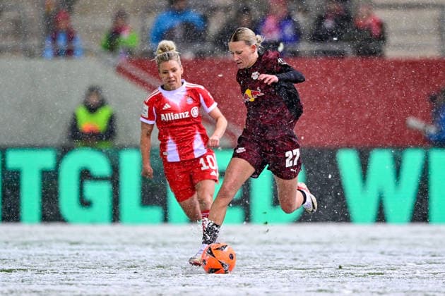 v.li.: Linda DALLMANN (FC Bayern Muenchen, FCB, 10) Marlene Mueller (RB Leipzig, 27) im Zweikampf, Duell, duel, tackle, Dynamik, Action, Aktion, 25.01.2026, München (Deutschland), Fussball, Google Pixel Frauen-Bundesliga, FC Bayern München - RB Leipzig, DFB DFL REGULATIONS PROHIBIT ANY USE OF PHOTOGRAPHS AS IMAGE SEQUENCES AND OR QUASI-VIDEO.