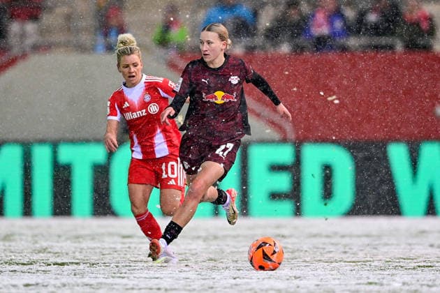 v.li.: Linda DALLMANN (FC Bayern Muenchen, FCB, 10) Marlene Mueller (RB Leipzig, 27) im Zweikampf, Duell, duel, tackle, Dynamik, Action, Aktion, 25.01.2026, München (Deutschland), Fussball, Google Pixel Frauen-Bundesliga, FC Bayern München - RB Leipzig, DFB DFL REGULATIONS PROHIBIT ANY USE OF PHOTOGRAPHS AS IMAGE SEQUENCES AND OR QUASI-VIDEO.