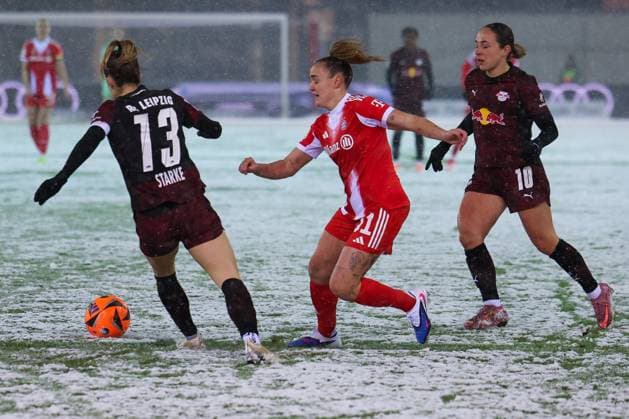 Sandra Starke 13 (RB Leipzig Frauen), Georgia Stanway 31 (FC Bayern Muenchen Frauen) und Gina Chmielinski 10 (RB Leipzig Frauen) in aktion, FC Bayern Muenchen Frauen vs. RB Leipzig Frauen, Fussball, Frauen, Google Pixel Bundesliga, Saison 2025 2026, 15. Spieltag, 25.01.2026 DFB regulations prohibit any use of photographs as image sequences and or quasi-video Muenchen Bayern Deutschland
