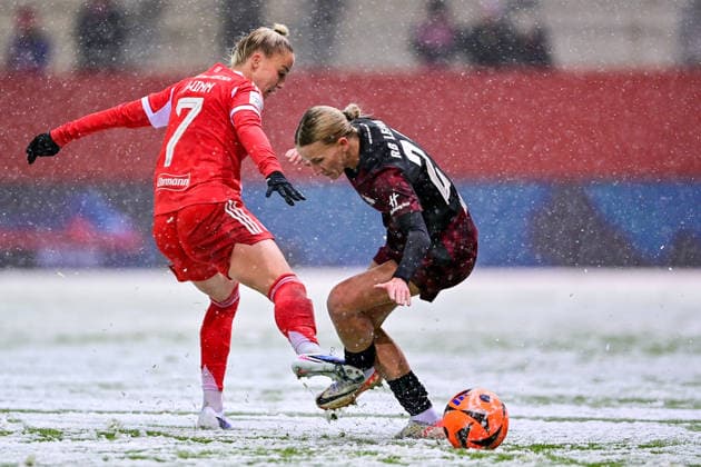 v.li.: Giulia GWINN (FC Bayern Muenchen, FCB, 7) Marlene Mueller (RB Leipzig, 27) im Zweikampf, Duell, duel, tackle, Dynamik, Action, Aktion, 25.01.2026, München (Deutschland), Fussball, Google Pixel Frauen-Bundesliga, FC Bayern München - RB Leipzig, DFB DFL REGULATIONS PROHIBIT ANY USE OF PHOTOGRAPHS AS IMAGE SEQUENCES AND OR QUASI-VIDEO.