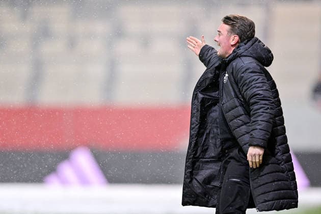 Cheftrainer Jonas Stephan (RB Leipzig) gibt Anweisungen, gestikuliert, mit den Armen gestikulieren, gives instructions, gesticulate, Einzelbild, Aktion, Action, 25.01.2026, München (Deutschland), Fussball, Google Pixel Frauen-Bundesliga, FC Bayern München - RB Leipzig, DFB DFL REGULATIONS PROHIBIT ANY USE OF PHOTOGRAPHS AS IMAGE SEQUENCES AND OR QUASI-VIDEO.