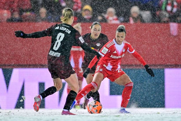 v.li.: Emilia Kiaer Asgeirsdottir (RB Leipzig, 8) Gina Chmielenski (RB Leipzig, 10) Arianna CARUSO (FC Bayern Muenchen, FCB, 27) im Zweikampf, Duell, duel, tackle, Dynamik, Action, Aktion, 25.01.2026, München (Deutschland), Fussball, Google Pixel Frauen-Bundesliga, FC Bayern München - RB Leipzig, DFB DFL REGULATIONS PROHIBIT ANY USE OF PHOTOGRAPHS AS IMAGE SEQUENCES AND OR QUASI-VIDEO.