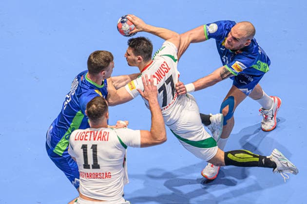 260125 Egon Hanusz of Hungary against Borut Mackovsek and Miha Zarabec of Slovenia during the EHF European Handball Championship main round match between Slovenia and Hungary on January 25, 2026 in Malmö. Photo: Petter Arvidson BILDBYRAN kod PA PA1137 handball handboll handball handbolls-em 2026 slovenien slovenia hungary ungern ehf european handball championship bbeng Copyright: PETTERxARVIDSON BB260125PA125