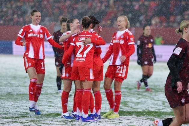 Jubel nach dem Tor durch Momoko Tanikawa 18 (FC Bayern Muenchen Frauen) zum 1:0, mit Georgia Stanway 31 (FC Bayern Muenchen Frauen) und Arianna Caruso 27 (FC Bayern Muenchen Frauen) Klara Buehl 17 (FC Bayern Muenchen Frauen), FC Bayern Muenchen Frauen vs. RB Leipzig Frauen, Fussball, Frauen, Google Pixel Bundesliga, Saison 2025 2026, 15. Spieltag, 25.01.2026 DFB regulations prohibit any use of photographs as image sequences and or quasi-video Muenchen Bayern Deutschland