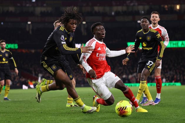 Arsenal v Manchester United, ManU 25 January 2026, London - Premier League Football - Arsenal v Manchester United - Patrick Dorgu of Manchester United and Bukayo Saka of Arsenal - Photo: Jacques Feeney Offside. London UK Copyright: xJacquesxFeeneyx xOffsidexOffside