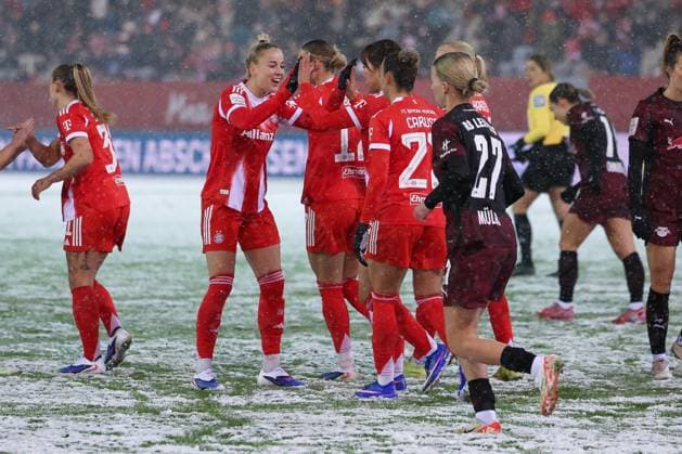 Giulia Gwinn 7 (FC Bayern Muenchen Frauen) jubelt mit üMomoko Tanikawa 18 (FC Bayern Muenchen Frauen) nach dem 1:0, FC Bayern Muenchen Frauen vs. RB Leipzig Frauen, Fussball, Frauen, Google Pixel Bundesliga, Saison 2025 2026, 15. Spieltag, 25.01.2026 DFB regulations prohibit any use of photographs as image sequences and or quasi-video Muenchen Bayern Deutschland