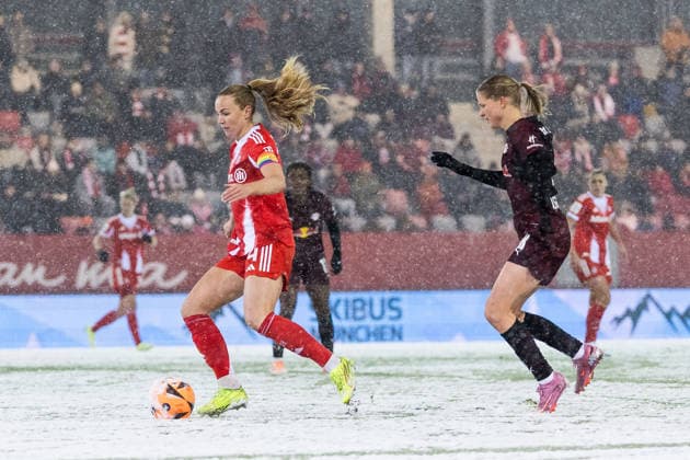 GOOGLE PIXEL Frauen Bundesliga: FC Bayern München - RB Leipzig; 25.01.2026 Zweikampf Glodis Perla Viggosdottir (FC Bayern München, 4), Emilia Asgeirsdottir (RB Leipzig, 8) GOOGLE PIXEL Frauen Bundesliga, FC Bayern München - RB Leipzig, München, FC Bayern Campus am 25.01.2026 DFB REGULATIONS PROHIBIT ANY USE OF PHOTOGRAPHS AS IMAGE SEQUENCES AND OR QUASI-VIDEO. Copyright: xBEAUTIFULxSPORTS Wunderlx