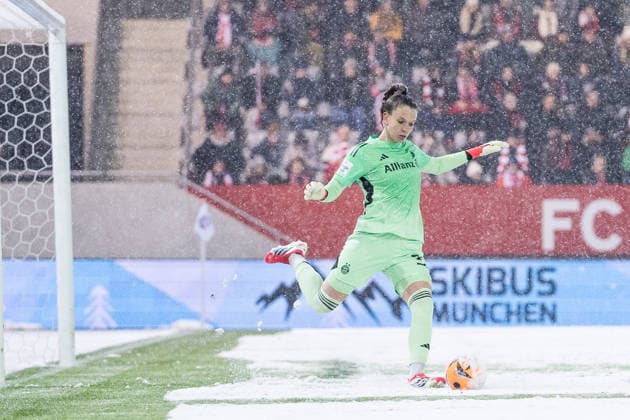 GOOGLE PIXEL Frauen Bundesliga: FC Bayern München - RB Leipzig; 25.01.2026 Ena Mahmutovic (FC Bayern München, 32) am Ball GOOGLE PIXEL Frauen Bundesliga, FC Bayern München - RB Leipzig, München, FC Bayern Campus am 25.01.2026 DFB REGULATIONS PROHIBIT ANY USE OF PHOTOGRAPHS AS IMAGE SEQUENCES AND OR QUASI-VIDEO. Copyright: xBEAUTIFULxSPORTS Wunderlx