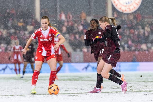GOOGLE PIXEL Frauen Bundesliga: FC Bayern München - RB Leipzig; 25.01.2026 Zweikampf Glodis Perla Viggosdottir (FC Bayern München, 4), Emilia Asgeirsdottir (RB Leipzig, 8) GOOGLE PIXEL Frauen Bundesliga, FC Bayern München - RB Leipzig, München, FC Bayern Campus am 25.01.2026 DFB REGULATIONS PROHIBIT ANY USE OF PHOTOGRAPHS AS IMAGE SEQUENCES AND OR QUASI-VIDEO. Copyright: xBEAUTIFULxSPORTS Wunderlx