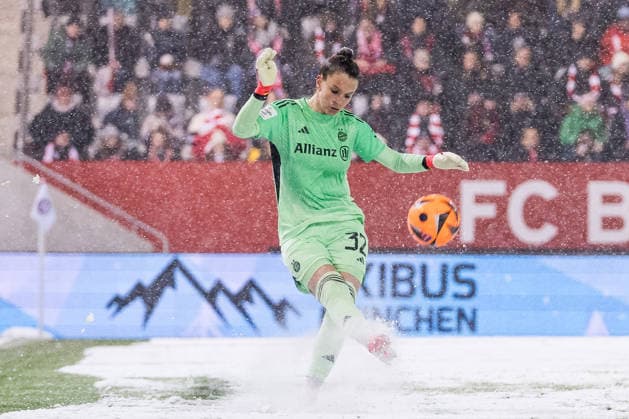 GOOGLE PIXEL Frauen Bundesliga: FC Bayern München - RB Leipzig; 25.01.2026 Ena Mahmutovic (FC Bayern München, 32) am Ball GOOGLE PIXEL Frauen Bundesliga, FC Bayern München - RB Leipzig, München, FC Bayern Campus am 25.01.2026 DFB REGULATIONS PROHIBIT ANY USE OF PHOTOGRAPHS AS IMAGE SEQUENCES AND OR QUASI-VIDEO. Copyright: xBEAUTIFULxSPORTS Wunderlx