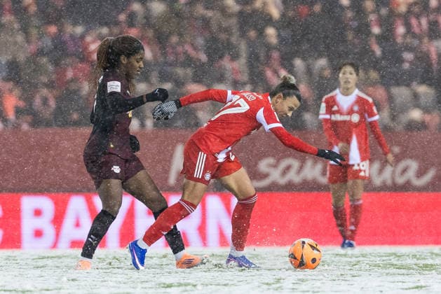 GOOGLE PIXEL Frauen Bundesliga: FC Bayern München - RB Leipzig; 25.01.2026 Zweikampf Delice Boboy (RB Leipzig, 17), Arianna Caruso (FC Bayern München, 27) GOOGLE PIXEL Frauen Bundesliga, FC Bayern München - RB Leipzig, München, FC Bayern Campus am 25.01.2026 DFB REGULATIONS PROHIBIT ANY USE OF PHOTOGRAPHS AS IMAGE SEQUENCES AND OR QUASI-VIDEO. Copyright: xBEAUTIFULxSPORTS Wunderlx