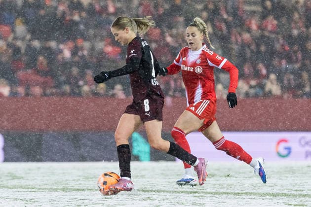 GOOGLE PIXEL Frauen Bundesliga: FC Bayern München - RB Leipzig; 25.01.2026 Zweikampf Emilia Asgeirsdottir (RB Leipzig, 8), Giulia Gwinn (FC Bayern München, 7) GOOGLE PIXEL Frauen Bundesliga, FC Bayern München - RB Leipzig, München, FC Bayern Campus am 25.01.2026 DFB REGULATIONS PROHIBIT ANY USE OF PHOTOGRAPHS AS IMAGE SEQUENCES AND OR QUASI-VIDEO. Copyright: xBEAUTIFULxSPORTS Wunderlx