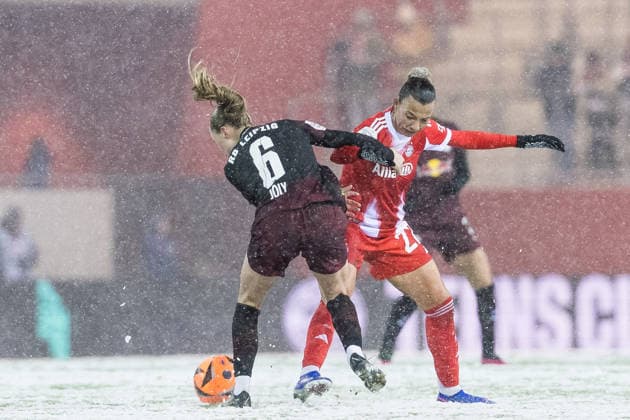 GOOGLE PIXEL Frauen Bundesliga: FC Bayern München - RB Leipzig; 25.01.2026 Zweikampf Lou-Ann Joly (RB Leipzig, 6), Arianna Caruso (FC Bayern München, 27) GOOGLE PIXEL Frauen Bundesliga, FC Bayern München - RB Leipzig, München, FC Bayern Campus am 25.01.2026 DFB REGULATIONS PROHIBIT ANY USE OF PHOTOGRAPHS AS IMAGE SEQUENCES AND OR QUASI-VIDEO. Copyright: xBEAUTIFULxSPORTS Wunderlx
