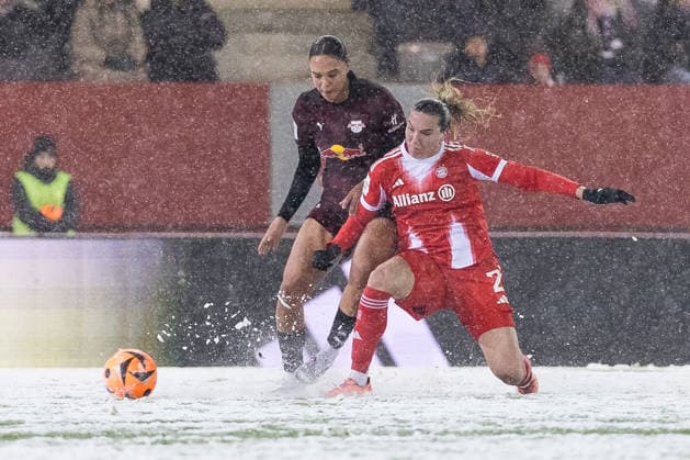 GOOGLE PIXEL Frauen Bundesliga: FC Bayern München - RB Leipzig; 25.01.2026 Zweikampf Lisa Baum (RB Leipzig, 11), Vanessa Gilles (FC Bayern München, 2) GOOGLE PIXEL Frauen Bundesliga, FC Bayern München - RB Leipzig, München, FC Bayern Campus am 25.01.2026 DFB REGULATIONS PROHIBIT ANY USE OF PHOTOGRAPHS AS IMAGE SEQUENCES AND OR QUASI-VIDEO. Copyright: xBEAUTIFULxSPORTS Wunderlx