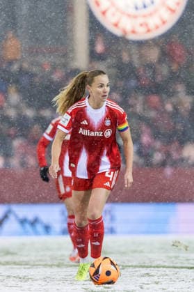 GOOGLE PIXEL Frauen Bundesliga: FC Bayern München - RB Leipzig; 25.01.2026 Glodis Perla Viggosdottir (FC Bayern München, 4) am Ball GOOGLE PIXEL Frauen Bundesliga, FC Bayern München - RB Leipzig, München, FC Bayern Campus am 25.01.2026 DFB REGULATIONS PROHIBIT ANY USE OF PHOTOGRAPHS AS IMAGE SEQUENCES AND OR QUASI-VIDEO. Copyright: xBEAUTIFULxSPORTS Wunderlx