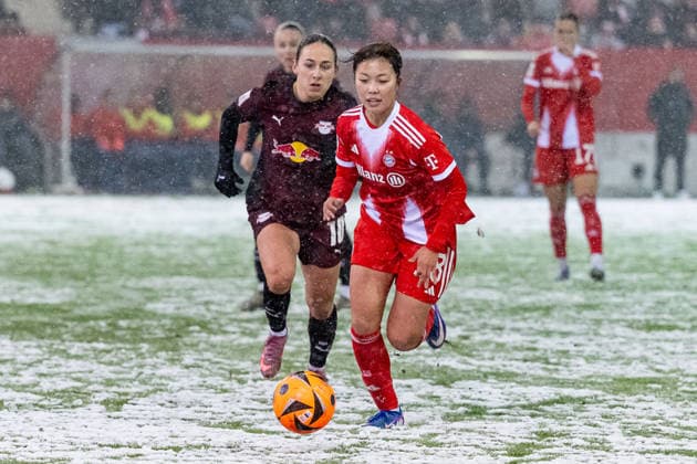 Momoko Tanikawa (FC Bayern Muenchen Frauen, 18) verfolgt von Gina Chmielinski (RB Leipzig, 10) GER, FC Bayern Muenchen Frauen vs. RB Leipzig, Fussball, Google Pixel Frauen-Bundesliga, 15. Spieltag, Saison 2025 2026, 25.01.2026. (DFL DFB REGULATIONS PROHIBIT ANY USE OF PHOTOGRAPHS as IMAGE SEQUENCES and or QUASI-VIDEO). GER, FC Bayern Muenchen Frauen vs. RB Leipzig, Fussball, Google Pixel Frauen-Bundesliga, 15. Spieltag, Saison 2025 2026, 25.01.2026. Muenchen Copyright: xEibner-Pressefoto HeikexFeinerx EP_HFR