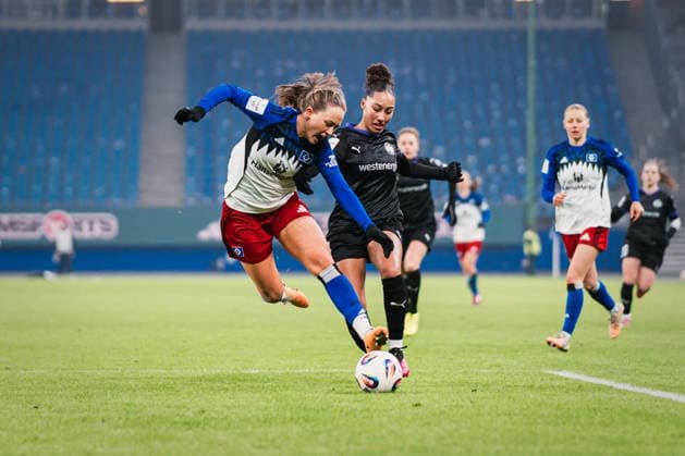 Google Pixel Frauen-Bundesliga: Hamburger SV vs. SGS Essen, 25.01.2026 Camilla Linberg (Hamburger SV, 47) wird gefoult von Vanessa Fürst (SGS Essen, 8); Fußball, Google Pixel Frauen-Bundesliga, 15. Spieltag: Hamburger SV vs. SGS Essen am 25.01.2026 im Volksparkstadion, Hamburg DFB REGULATIONS PROHIBIT ANY USE OF PHOTOGRAPHS AS IMAGE SEQUENCES AND OR QUASI-VIDEO. Copyright: xBEAUTIFULxSPORTS Tonhäuserx