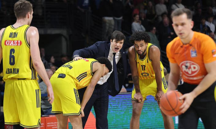 Trainer Pedro Calles redet mit Jack Kayil, Norris Agbakoko Basketball BBL Bundesliga Herren 17. Spieltag Saison 2025 2026 25.01.2026 ALBA Berlin vs BMA365 Bamberg Baskets