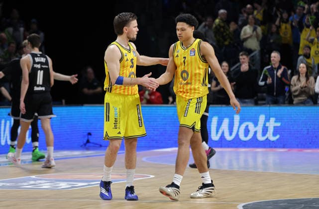 Martin Hermannsson jubelt mit Jack Kayil Freude Emotion Jubel Basketball BBL Bundesliga Herren 17. Spieltag Saison 2025 2026 25.01.2026 ALBA Berlin vs BMA365 Bamberg Baskets