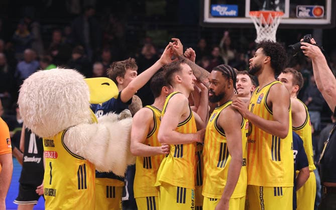 Alba Mannschaft jubelt nach Spielende Freude Emotion Jubel Basketball BBL Bundesliga Herren 17. Spieltag Saison 2025 2026 25.01.2026 ALBA Berlin vs BMA365 Bamberg Baskets