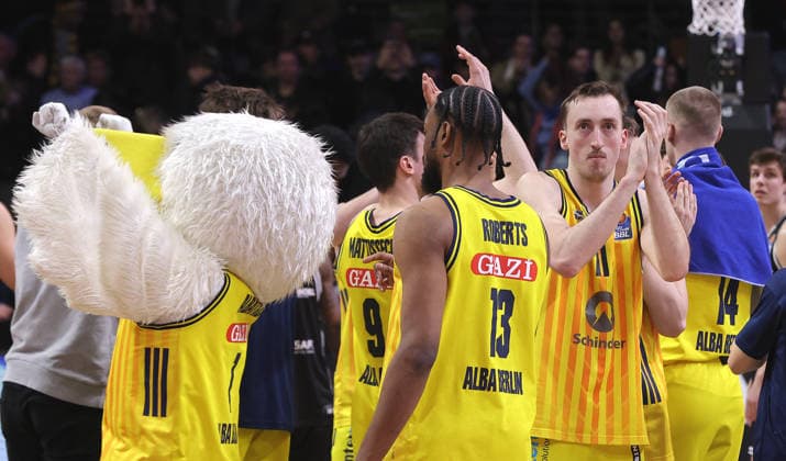 Alba Mannschaft jubelt nach Spielende Freude Emotion Jubel Basketball BBL Bundesliga Herren 17. Spieltag Saison 2025 2026 25.01.2026 ALBA Berlin vs BMA365 Bamberg Baskets