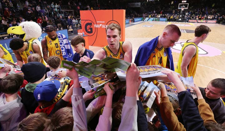 Malte Delow schreibt Autogramme, Alba Mannschaft jubelt nach Spielende Freude Emotion Jubel Basketball BBL Bundesliga Herren 17. Spieltag Saison 2025 2026 25.01.2026 ALBA Berlin vs BMA365 Bamberg Baskets