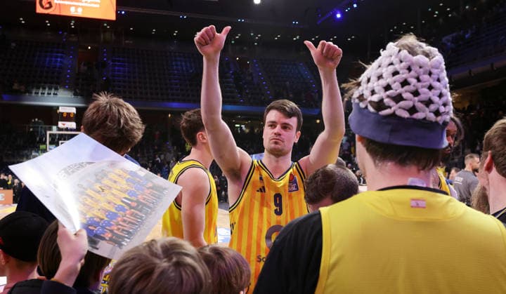 Jonas Mattisseck, Alba Mannschaft jubelt nach Spielende Freude Emotion Jubel Basketball BBL Bundesliga Herren 17. Spieltag Saison 2025 2026 25.01.2026 ALBA Berlin vs BMA365 Bamberg Baskets