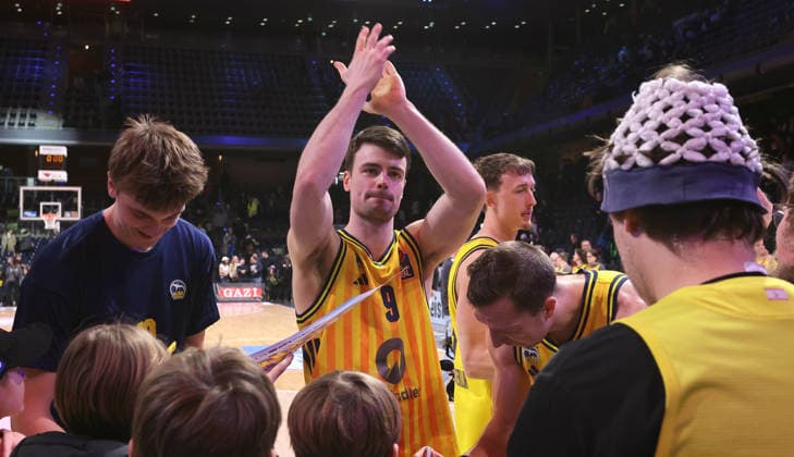 Jonas Mattisseck, Alba Mannschaft jubelt nach Spielende Freude Emotion Jubel Basketball BBL Bundesliga Herren 17. Spieltag Saison 2025 2026 25.01.2026 ALBA Berlin vs BMA365 Bamberg Baskets
