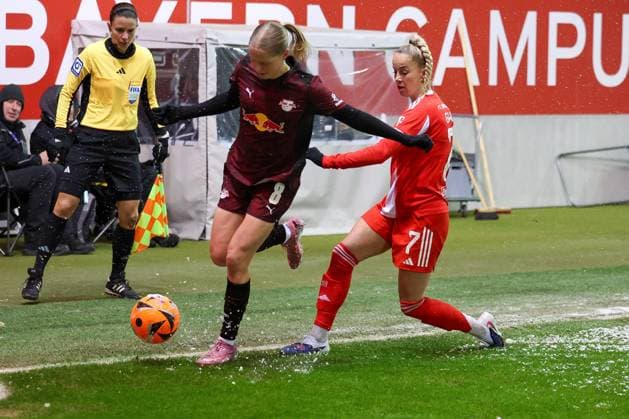 Aktion zwischen Emilia Kiaer Asgeirsdottir 8 (RB Leipzig Frauen) und Giulia Gwinn 7 (FC Bayern Muenchen Frauen), FC Bayern Muenchen Frauen vs. RB Leipzig Frauen, Fussball, Frauen, Google Pixel Bundesliga, Saison 2025 2026, 15. Spieltag, 25.01.2026 DFB regulations prohibit any use of photographs as image sequences and or quasi-video Muenchen Bayern Deutschland
