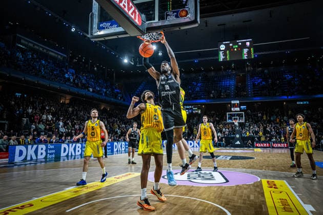 Basketball Berlin 25.01.2026 Saison 2025 2026 EasyCredit BBL 1. Bundesliga Männer, Herren Alba Berlin - BMA365 Bamberg Baskets Ejiofor Onu (Bamberg, No.35) Norris Agbakoko (Alba Berlin, No.17)