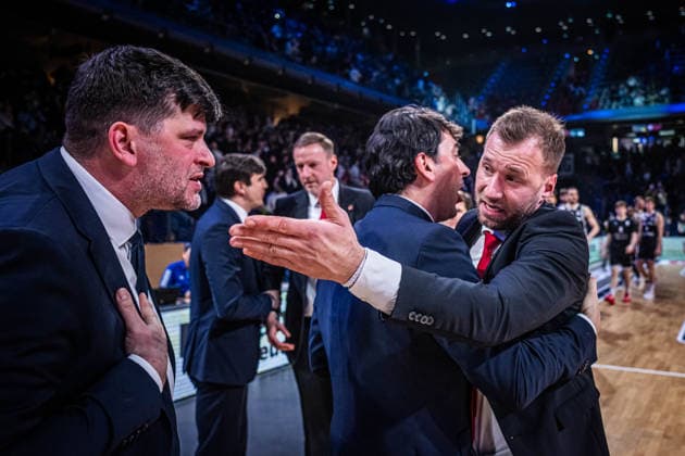 Basketball Berlin 25.01.2026 Saison 2025 2026 EasyCredit BBL 1. Bundesliga Männer, Herren Alba Berlin - BMA365 Bamberg Baskets Anton Gavel (Bamberg, Trainer) Sebastian Trzcionka (Alba Berlin, Assistenztrainer) li. Vladimir Bogojevic (Alba Berlin, Assistenztrainer)
