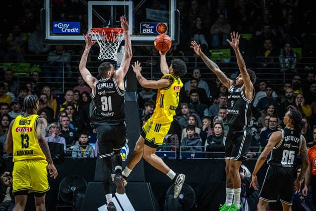 Basketball Berlin 25.01.2026 Saison 2025 2026 EasyCredit BBL 1. Bundesliga Männer, Herren Alba Berlin - BMA365 Bamberg Baskets Jack Kayil (Alba Berlin, No.07) Daniel Keppeler (Bamberg, No.31) Demarcus Demonia (Bamberg, No.08)