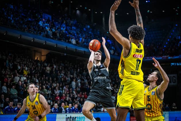 Basketball Berlin 25.01.2026 Saison 2025 2026 EasyCredit BBL 1. Bundesliga Männer, Herren Alba Berlin - BMA365 Bamberg Baskets Zachary Ensminger (Bamberg, No.01) Norris Agbakoko (Alba Berlin, No.17)