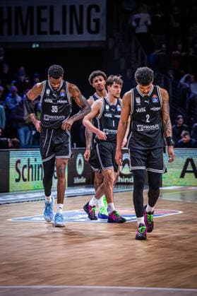 Basketball Berlin 25.01.2026 Saison 2025 2026 EasyCredit BBL 1. Bundesliga Männer, Herren Alba Berlin - BMA365 Bamberg Baskets biedergeschlagene Bamberger Ibrahim Watson-Boye (Bamberg, No.02) Ibrahim Watson Ejiofor Onu (Bamberg, No.35) Zachary Ensminger (Bamberg, No.01)