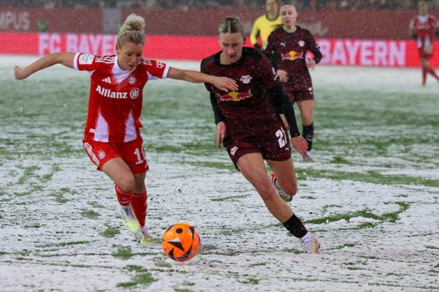 Linda Dallmann 10 (FC Bayern Muenchen Frauen) in AKtion mit Marlene Mueller 27 (RB Leipzig Frauen), FC Bayern Muenchen Frauen vs. RB Leipzig Frauen, Fussball, Frauen, Google Pixel Bundesliga, Saison 2025 2026, 15. Spieltag, 25.01.2026 DFB regulations prohibit any use of photographs as image sequences and or quasi-video Muenchen Bayern Deutschland