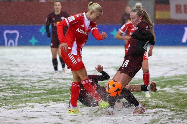 Pernille Harder 21 (FC Bayern Muenchen Frauen) in Aktion mit Nikoline Dudek 24 (RB Leipzig Frauen), FC Bayern Muenchen Frauen vs. RB Leipzig Frauen, Fussball, Frauen, Google Pixel Bundesliga, Saison 2025 2026, 15. Spieltag, 25.01.2026 DFB regulations prohibit any use of photographs as image sequences and or quasi-video Muenchen Bayern Deutschland