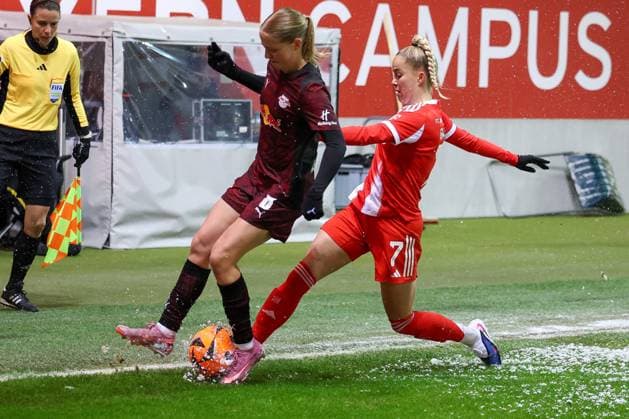 Aktion zwischen Emilia Kiaer Asgeirsdottir 8 (RB Leipzig Frauen) und Giulia Gwinn 7 (FC Bayern Muenchen Frauen), FC Bayern Muenchen Frauen vs. RB Leipzig Frauen, Fussball, Frauen, Google Pixel Bundesliga, Saison 2025 2026, 15. Spieltag, 25.01.2026 DFB regulations prohibit any use of photographs as image sequences and or quasi-video Muenchen Bayern Deutschland