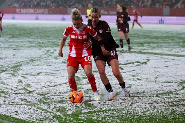 Linda Dallmann 10 (FC Bayern Muenchen Frauen) in Aktion mit Marlene Mueller 27 (RB Leipzig Frauen), FC Bayern Muenchen Frauen vs. RB Leipzig Frauen, Fussball, Frauen, Google Pixel Bundesliga, Saison 2025 2026, 15. Spieltag, 25.01.2026 DFB regulations prohibit any use of photographs as image sequences and or quasi-video Muenchen Bayern Deutschland
