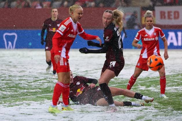 Pernille Harder 21 (FC Bayern Muenchen Frauen) in Aktion mit Nikoline Dudek 24 (RB Leipzig Frauen), Linda Dallmann 10 (FC Bayern Muenchen Frauen) schaut zu, FC Bayern Muenchen Frauen vs. RB Leipzig Frauen, Fussball, Frauen, Google Pixel Bundesliga, Saison 2025 2026, 15. Spieltag, 25.01.2026 DFB regulations prohibit any use of photographs as image sequences and or quasi-video Muenchen Bayern Deutschland