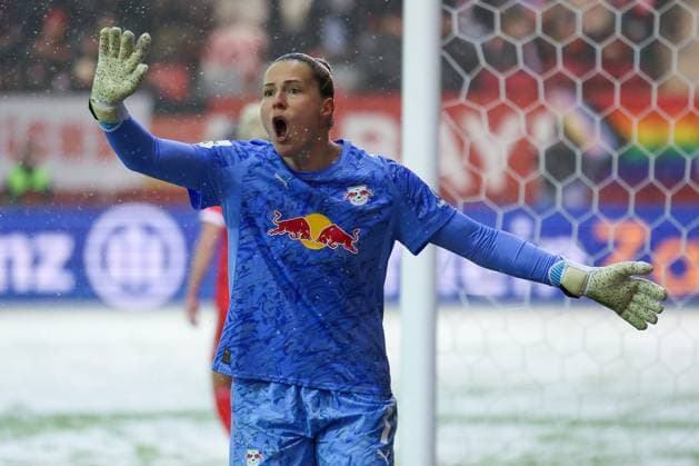 Elvira Herzog 1 (RB Leipzig Frauen) aufgebracht, gestikuliert, FC Bayern Muenchen Frauen vs. RB Leipzig Frauen, Fussball, Frauen, Google Pixel Bundesliga, Saison 2025 2026, 15. Spieltag, 25.01.2026 DFB regulations prohibit any use of photographs as image sequences and or quasi-video Muenchen Bayern Deutschland
