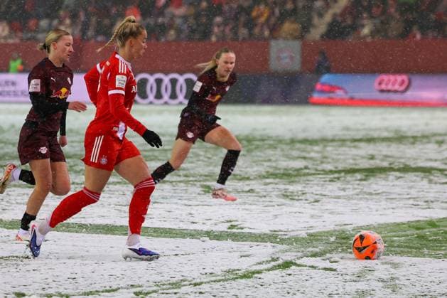 Giulia Gwinn 7 (FC Bayern Muenchen Frauen) in Aktion, FC Bayern Muenchen Frauen vs. RB Leipzig Frauen, Fussball, Frauen, Google Pixel Bundesliga, Saison 2025 2026, 15. Spieltag, 25.01.2026 DFB regulations prohibit any use of photographs as image sequences and or quasi-video Muenchen Bayern Deutschland
