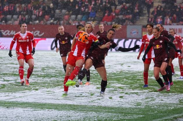 Magdalena Eriksson 5 (FC Bayern Muenchen Frauen) in Aktion gegen Sandra Starke 13 (RB Leipzig Frauen), FC Bayern Muenchen Frauen vs. RB Leipzig Frauen, Fussball, Frauen, Google Pixel Bundesliga, Saison 2025 2026, 15. Spieltag, 25.01.2026 DFB regulations prohibit any use of photographs as image sequences and or quasi-video Muenchen Bayern Deutschland