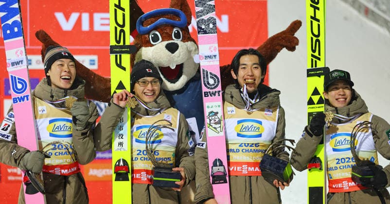 SKI FLYING - FIS Ski Flying World Championship, WM, Weltmeisterschaft Oberstdorf OBERSTDORF,GERMANY,25.JAN.26 - NORDIC SKIING, Ski jumping, Skispringen, Ski, nordisch SKI FLYING - FIS Ski Flying World Championships, team event. Image shows the rejoicing of Ryoyu Kobayashi, Tomofumi Naito, Naoki Nakamura, Ren Nikaido (JPN) and mascot Nordi. Keywords: medal.  GEPAxpictures xThomasxBachun