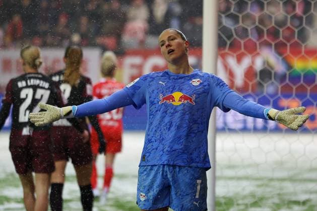 Elvira Herzog 1 (RB Leipzig Frauen) aufgebracht, gestikuliert, FC Bayern Muenchen Frauen vs. RB Leipzig Frauen, Fussball, Frauen, Google Pixel Bundesliga, Saison 2025 2026, 15. Spieltag, 25.01.2026 DFB regulations prohibit any use of photographs as image sequences and or quasi-video Muenchen Bayern Deutschland