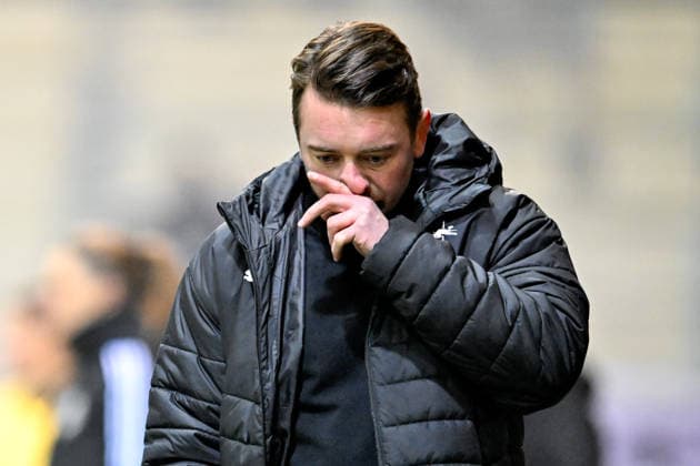 Cheftrainer Jonas Stephan (RB Leipzig) enttaeuscht schauend, Enttaeuschung, Frustration, disappointed, pessimistisch, Einzelbild, Aktion, Action, 25.01.2026, München (Deutschland), Fussball, Google Pixel Frauen-Bundesliga, FC Bayern München - RB Leipzig, DFB DFL REGULATIONS PROHIBIT ANY USE OF PHOTOGRAPHS AS IMAGE SEQUENCES AND OR QUASI-VIDEO.