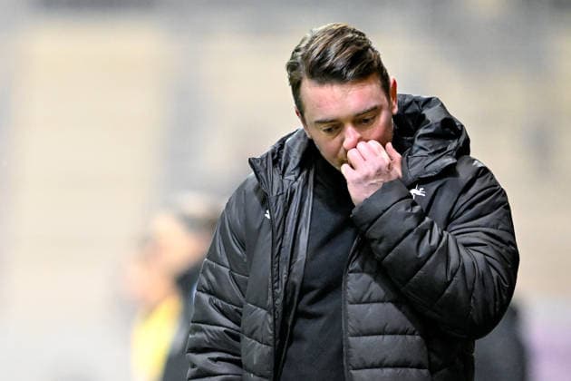 Cheftrainer Jonas Stephan (RB Leipzig) enttaeuscht schauend, Enttaeuschung, Frustration, disappointed, pessimistisch, Einzelbild, Aktion, Action, 25.01.2026, München (Deutschland), Fussball, Google Pixel Frauen-Bundesliga, FC Bayern München - RB Leipzig, DFB DFL REGULATIONS PROHIBIT ANY USE OF PHOTOGRAPHS AS IMAGE SEQUENCES AND OR QUASI-VIDEO.