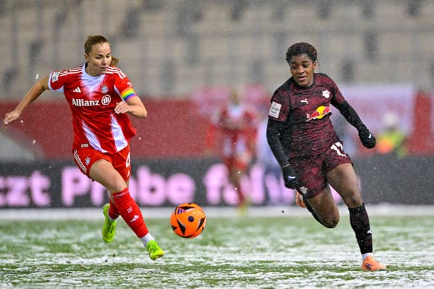 v.li.: Glodis Perla VIGGOSDOTTIR (FC Bayern Muenchen , 4) Delics Boboy (RB Leipzig, 17) im Zweikampf, Duell, duel, tackle, Dynamik, Action, Aktion, 25.01.2026, München (Deutschland), Fussball, Google Pixel Frauen-Bundesliga, FC Bayern München - RB Leipzig, DFB DFL REGULATIONS PROHIBIT ANY USE OF PHOTOGRAPHS AS IMAGE SEQUENCES AND OR QUASI-VIDEO.