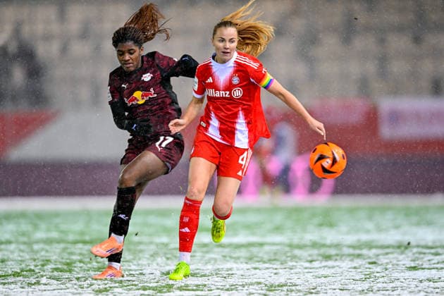 v.li.: Delics Boboy (RB Leipzig, 17) Glodis Perla VIGGOSDOTTIR (FC Bayern Muenchen , 4) im Zweikampf, Duell, duel, tackle, Dynamik, Action, Aktion, 25.01.2026, München (Deutschland), Fussball, Google Pixel Frauen-Bundesliga, FC Bayern München - RB Leipzig, DFB DFL REGULATIONS PROHIBIT ANY USE OF PHOTOGRAPHS AS IMAGE SEQUENCES AND OR QUASI-VIDEO.