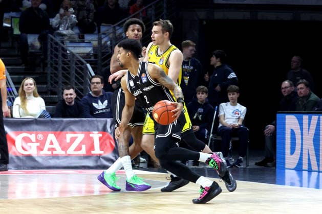 DEU, easyCredit BBL, ALBA vs. BMA365 Bamberg Baskets, 25.01.2026, Max-Schmeling-Halle, Berlin, DEU, easyCredit BBL, ALBA vs. BMA365 Bamberg Baskets, im Bild MALTE DELOW (ALBA Berlin 6), Ibrahim Watson-Boye (Bamberg 2)